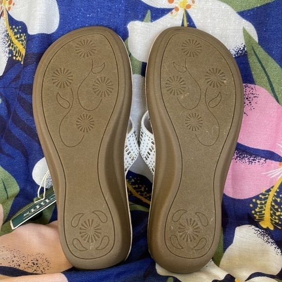 Brand New Cliffs Cienna Cushioned Footbed Low Wedge Thong Sandals Stone Design - Picture 11 of 13